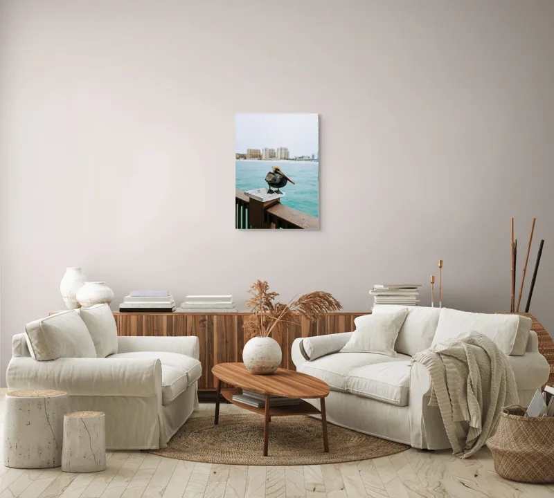 Tablou Canvas, "Pelican așezat pe balustradă la ocean", Pelican, Mare, Balustradă, Clădiri, Cer, Nori, Plajă, Apă, Oraș, Vedere., 50 x 70 cm – poza 4