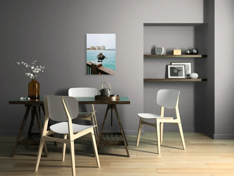 Tablou Canvas, "Pelican așezat pe balustradă la ocean", Pelican, Mare, Balustradă, Clădiri, Cer, Nori, Plajă, Apă, Oraș, Vedere., 50 x 70 cm – poza 5