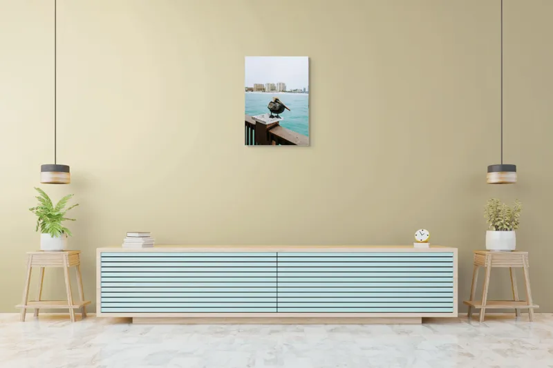 Tablou Canvas, "Pelican așezat pe balustradă la ocean", Pelican, Mare, Balustradă, Clădiri, Cer, Nori, Plajă, Apă, Oraș, Vedere., 50 x 70 cm – poza 6