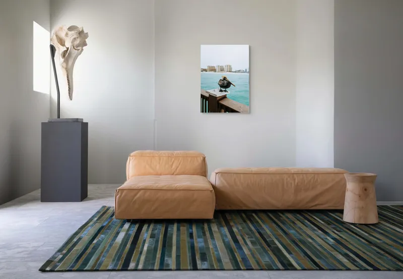 Tablou Canvas, "Pelican așezat pe balustradă la ocean", Pelican, Mare, Balustradă, Clădiri, Cer, Nori, Plajă, Apă, Oraș, Vedere., 50 x 70 cm – poza 7