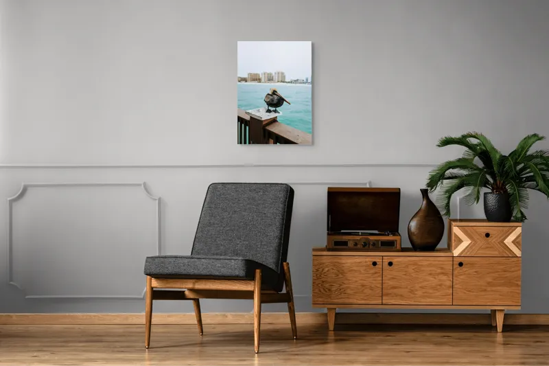 Tablou Canvas, "Pelican așezat pe balustradă la ocean", Pelican, Mare, Balustradă, Clădiri, Cer, Nori, Plajă, Apă, Oraș, Vedere., 50 x 70 cm – poza 8