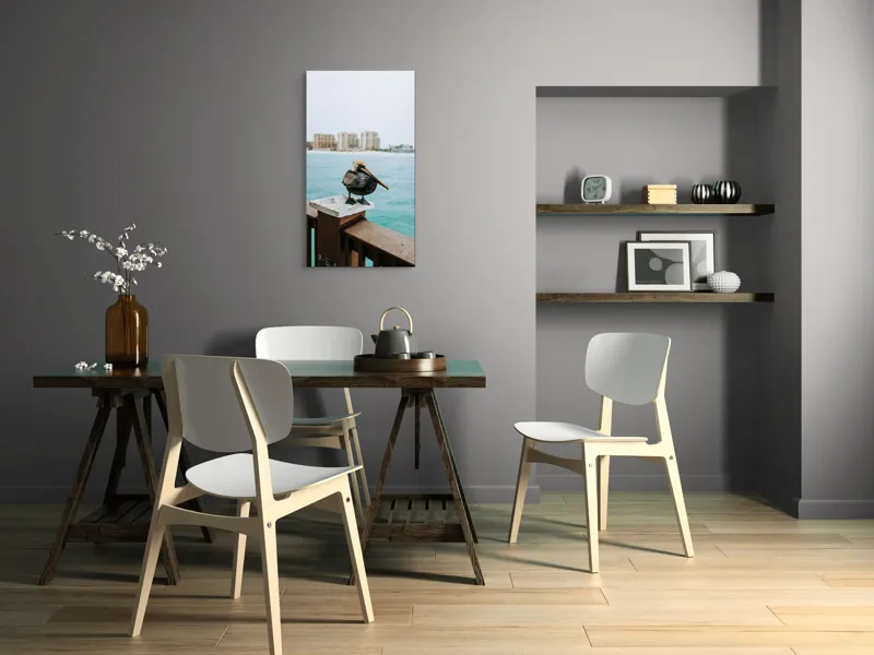 Tablou Canvas, "Pelican așezat pe balustradă la ocean", Pelican, Mare, Balustradă, Clădiri, Cer, Nori, Plajă, Apă, Oraș, Vedere., 50 x 90 cm – poza 4