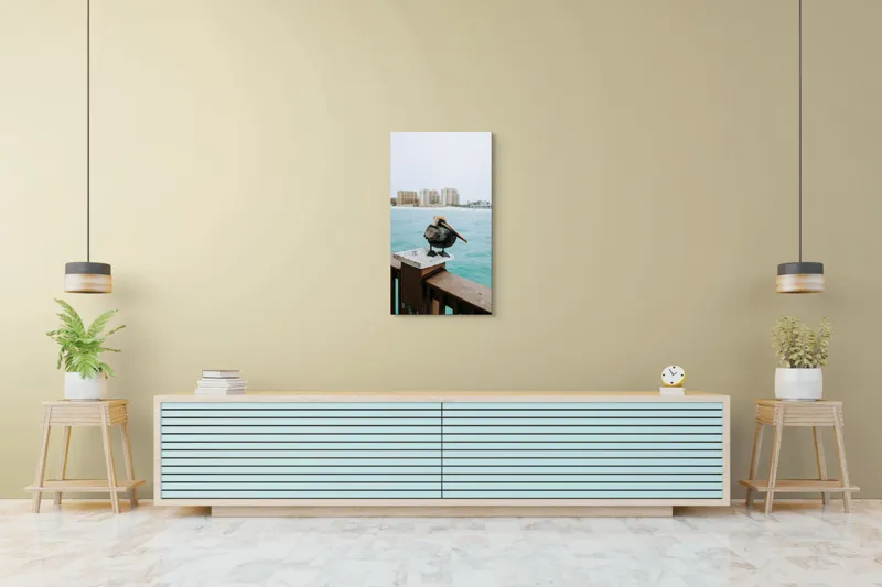 Tablou Canvas, "Pelican așezat pe balustradă la ocean", Pelican, Mare, Balustradă, Clădiri, Cer, Nori, Plajă, Apă, Oraș, Vedere., 50 x 90 cm – poza 6