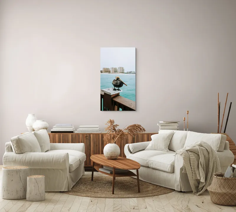 Tablou Canvas, "Pelican așezat pe balustradă la ocean", Pelican, Mare, Balustradă, Clădiri, Cer, Nori, Plajă, Apă, Oraș, Vedere., 50 x 90 cm – poza 7