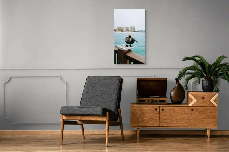 Tablou Canvas, "Pelican așezat pe balustradă la ocean", Pelican, Mare, Balustradă, Clădiri, Cer, Nori, Plajă, Apă, Oraș, Vedere., 50 x 90 cm – poza 8