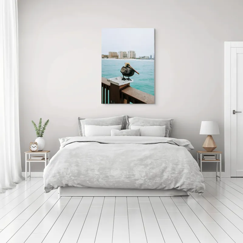 Tablou Canvas, "Pelican așezat pe balustradă la ocean", Pelican, Mare, Balustradă, Clădiri, Cer, Nori, Plajă, Apă, Oraș, Vedere., 70 x 100 cm – poza 3