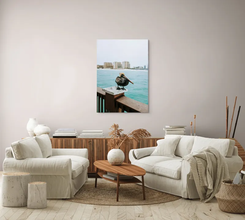 Tablou Canvas, "Pelican așezat pe balustradă la ocean", Pelican, Mare, Balustradă, Clădiri, Cer, Nori, Plajă, Apă, Oraș, Vedere., 70 x 100 cm – poza 4