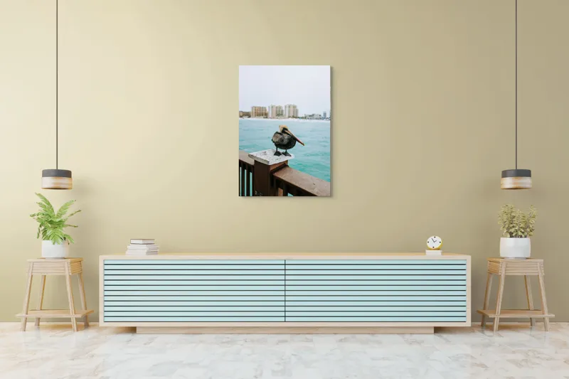 Tablou Canvas, "Pelican așezat pe balustradă la ocean", Pelican, Mare, Balustradă, Clădiri, Cer, Nori, Plajă, Apă, Oraș, Vedere., 70 x 100 cm – poza 5