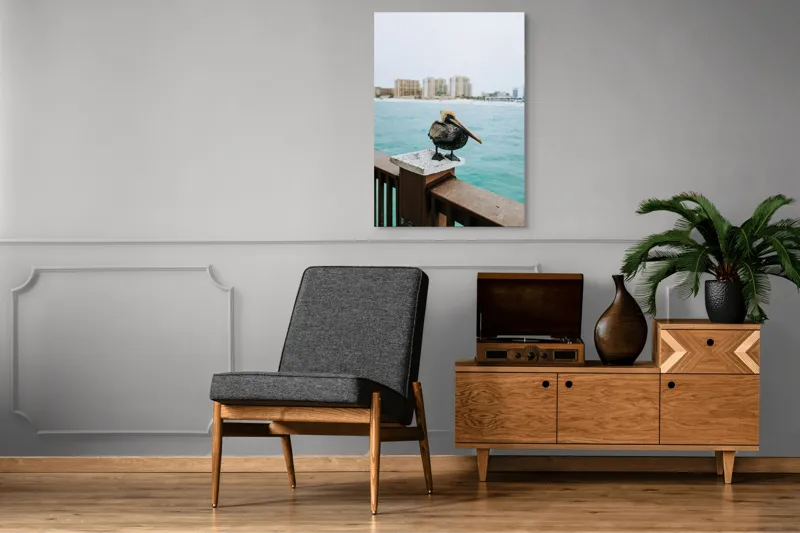 Tablou Canvas, "Pelican așezat pe balustradă la ocean", Pelican, Mare, Balustradă, Clădiri, Cer, Nori, Plajă, Apă, Oraș, Vedere., 70 x 100 cm – poza 6