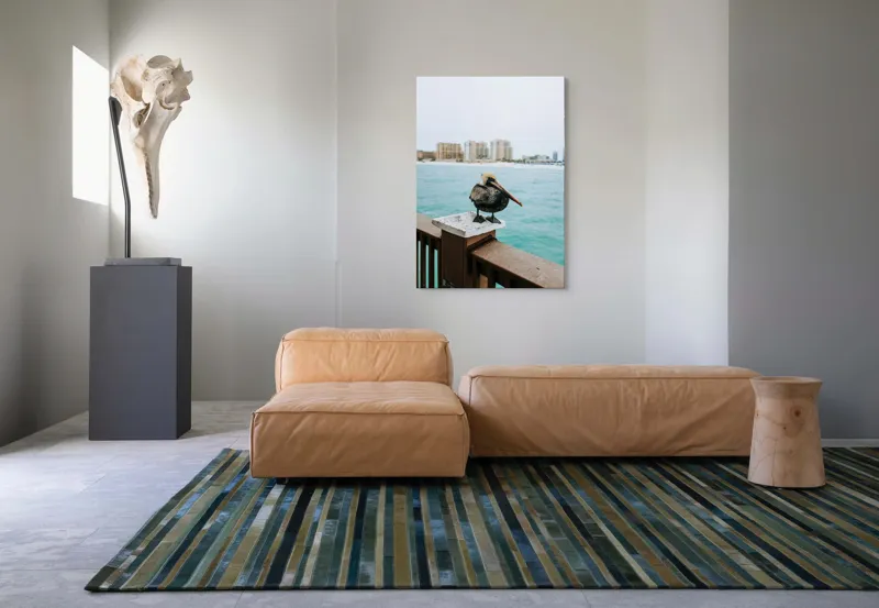 Tablou Canvas, "Pelican așezat pe balustradă la ocean", Pelican, Mare, Balustradă, Clădiri, Cer, Nori, Plajă, Apă, Oraș, Vedere., 70 x 100 cm – poza 7