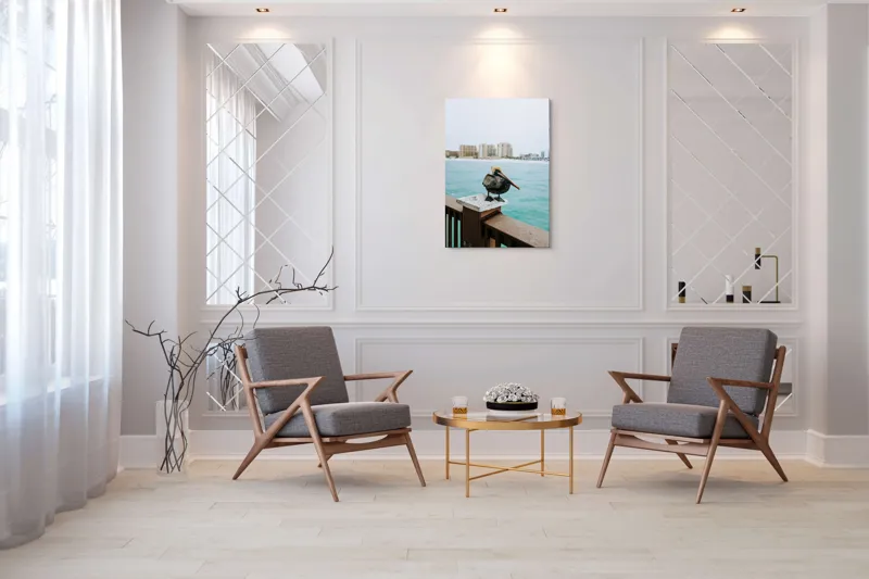 Tablou Canvas, "Pelican așezat pe balustradă la ocean", Pelican, Mare, Balustradă, Clădiri, Cer, Nori, Plajă, Apă, Oraș, Vedere., 70 x 100 cm – poza 8