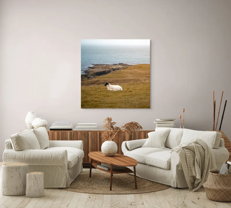 Tablou Canvas, "Oaia singuratică pe dealul vântos", Oaie, Pajiște, Mare, Cer, Stânci, Solitudine, Vânt, Natură, Peisaj, Coastă, 100 x 100 cm – poza 3