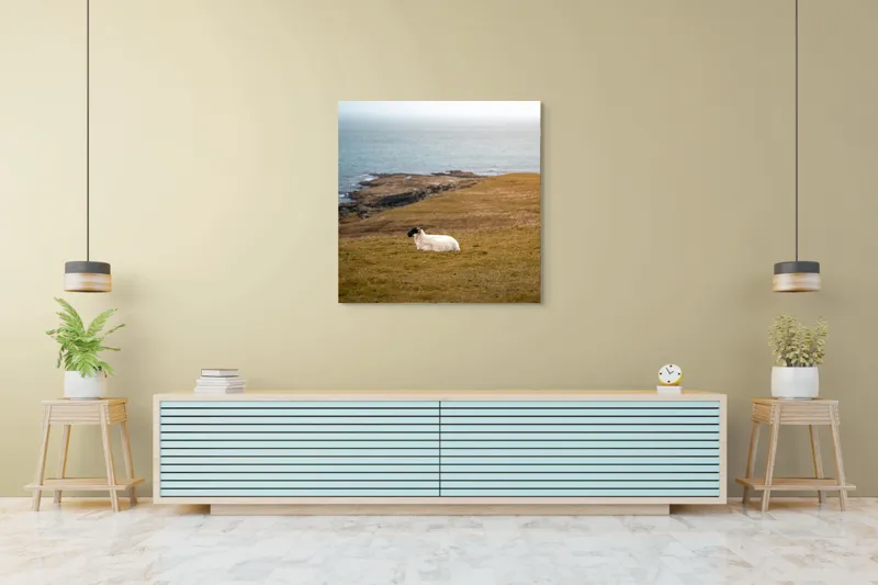 Tablou Canvas, "Oaia singuratică pe dealul vântos", Oaie, Pajiște, Mare, Cer, Stânci, Solitudine, Vânt, Natură, Peisaj, Coastă, 100 x 100 cm – poza 5
