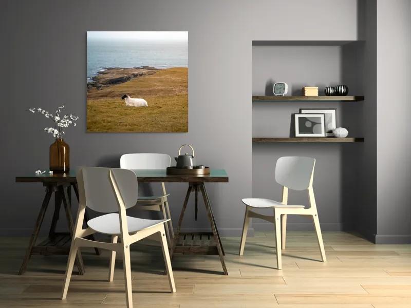 Tablou Canvas, "Oaia singuratică pe dealul vântos", Oaie, Pajiște, Mare, Cer, Stânci, Solitudine, Vânt, Natură, Peisaj, Coastă, 100 x 100 cm – poza 6