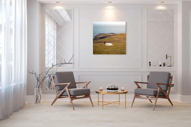 Tablou Canvas, "Oaia singuratică pe dealul vântos", Oaie, Pajiște, Mare, Cer, Stânci, Solitudine, Vânt, Natură, Peisaj, Coastă, 100 x 100 cm – poza 7