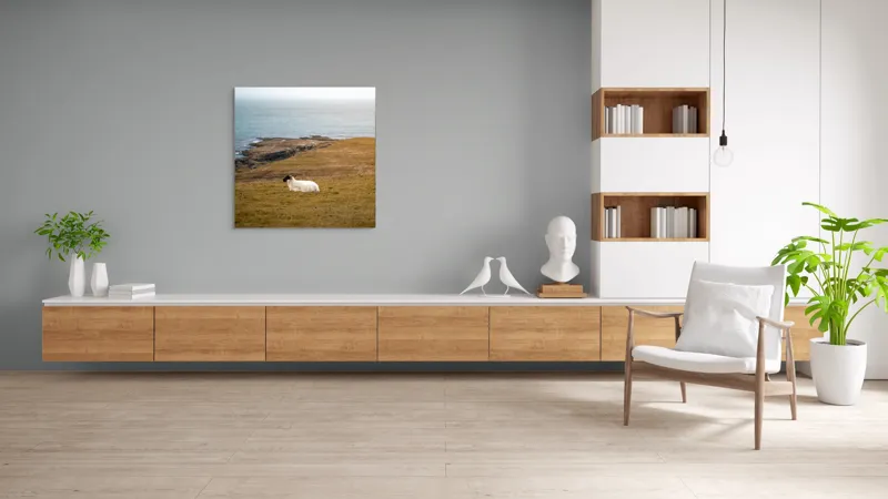 Tablou Canvas, "Oaia singuratică pe dealul vântos", Oaie, Pajiște, Mare, Cer, Stânci, Solitudine, Vânt, Natură, Peisaj, Coastă, 100 x 100 cm – poza 8