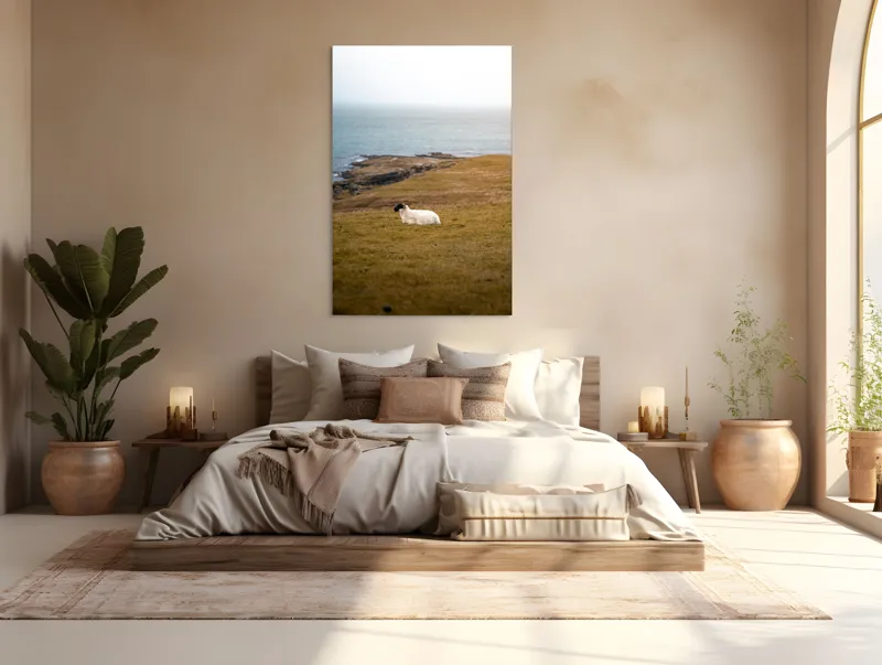 Tablou Canvas, "Oaia singuratică pe dealul vântos", Oaie, Pajiște, Mare, Cer, Stânci, Solitudine, Vânt, Natură, Peisaj, Coastă, 100 x 150 cm – poza 3