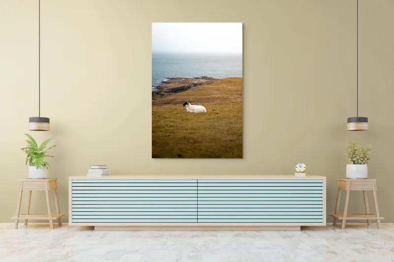 Tablou Canvas, "Oaia singuratică pe dealul vântos", Oaie, Pajiște, Mare, Cer, Stânci, Solitudine, Vânt, Natură, Peisaj, Coastă, 100 x 150 cm – poza 4