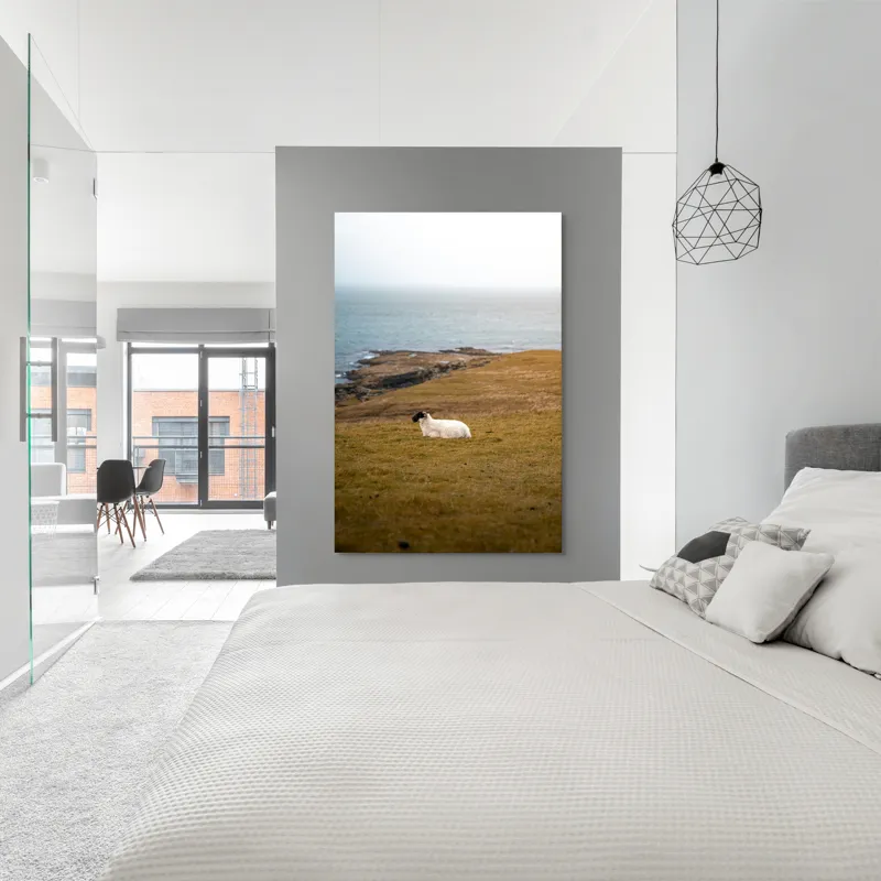 Tablou Canvas, "Oaia singuratică pe dealul vântos", Oaie, Pajiște, Mare, Cer, Stânci, Solitudine, Vânt, Natură, Peisaj, Coastă, 100 x 150 cm – poza 5