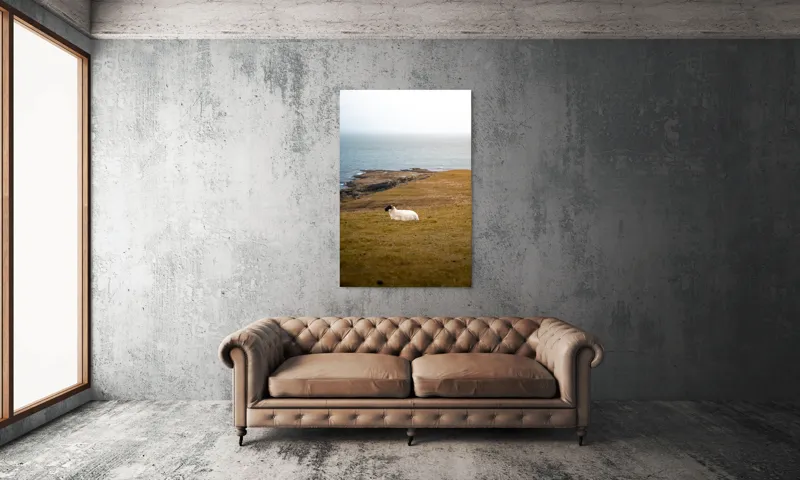 Tablou Canvas, "Oaia singuratică pe dealul vântos", Oaie, Pajiște, Mare, Cer, Stânci, Solitudine, Vânt, Natură, Peisaj, Coastă, 100 x 150 cm – poza 6