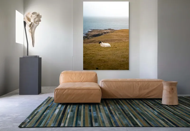 Tablou Canvas, "Oaia singuratică pe dealul vântos", Oaie, Pajiște, Mare, Cer, Stânci, Solitudine, Vânt, Natură, Peisaj, Coastă, 100 x 150 cm – poza 7