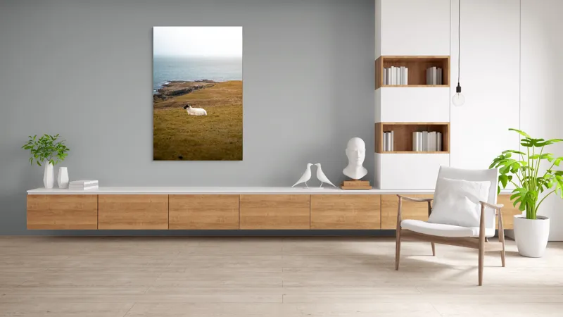 Tablou Canvas, "Oaia singuratică pe dealul vântos", Oaie, Pajiște, Mare, Cer, Stânci, Solitudine, Vânt, Natură, Peisaj, Coastă, 100 x 150 cm – poza 8