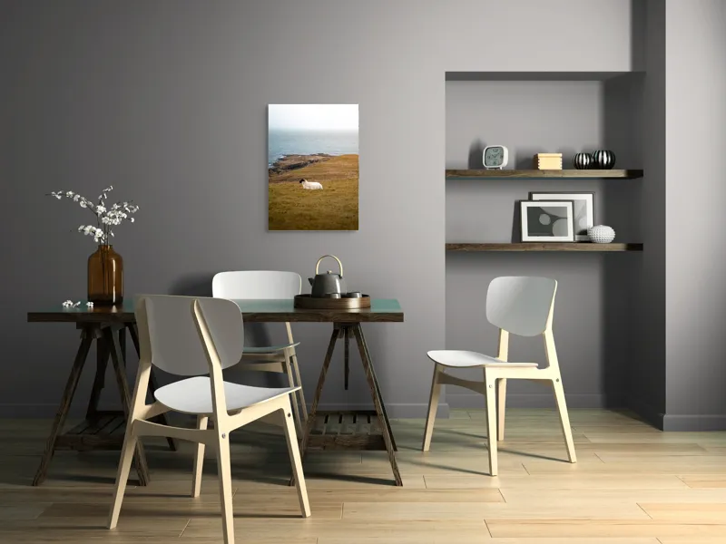 Tablou Canvas, "Oaia singuratică pe dealul vântos", Oaie, Pajiște, Mare, Cer, Stânci, Solitudine, Vânt, Natură, Peisaj, Coastă, 50 x 70 cm – poza 5