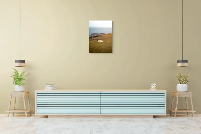 Tablou Canvas, "Oaia singuratică pe dealul vântos", Oaie, Pajiște, Mare, Cer, Stânci, Solitudine, Vânt, Natură, Peisaj, Coastă, 50 x 70 cm – poza 6