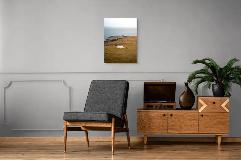 Tablou Canvas, "Oaia singuratică pe dealul vântos", Oaie, Pajiște, Mare, Cer, Stânci, Solitudine, Vânt, Natură, Peisaj, Coastă, 50 x 70 cm – poza 8
