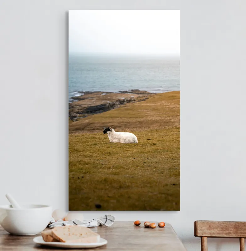 Tablou Canvas, "Oaia singuratică pe dealul vântos", Oaie, Pajiște, Mare, Cer, Stânci, Solitudine, Vânt, Natură, Peisaj, Coastă, 50 x 90 cm – poza 3