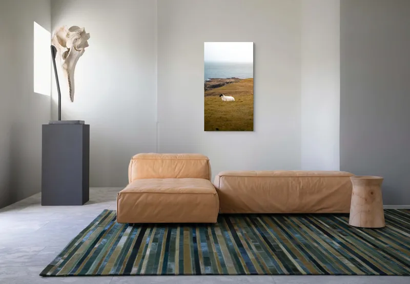Tablou Canvas, "Oaia singuratică pe dealul vântos", Oaie, Pajiște, Mare, Cer, Stânci, Solitudine, Vânt, Natură, Peisaj, Coastă, 50 x 90 cm – poza 5