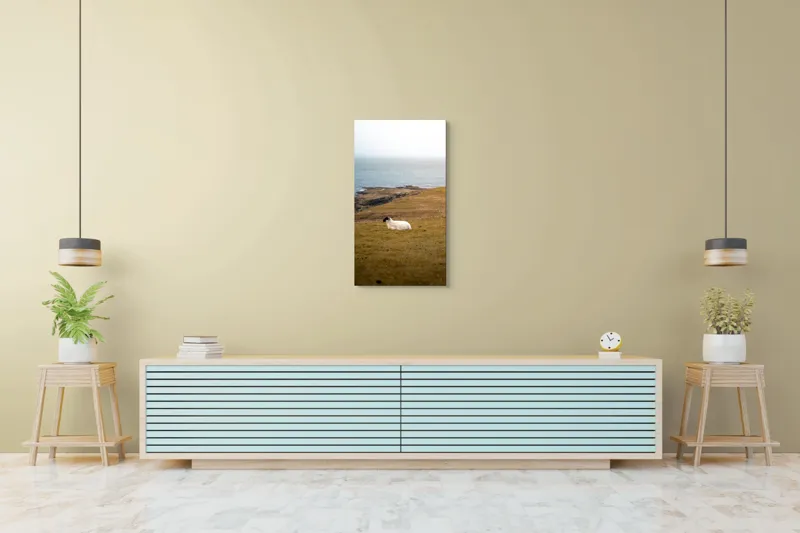 Tablou Canvas, "Oaia singuratică pe dealul vântos", Oaie, Pajiște, Mare, Cer, Stânci, Solitudine, Vânt, Natură, Peisaj, Coastă, 50 x 90 cm – poza 6