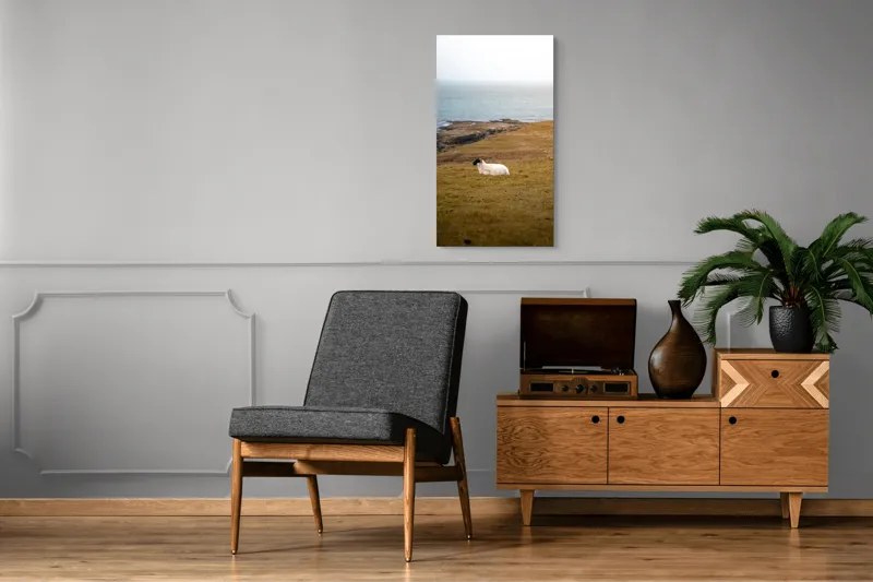 Tablou Canvas, "Oaia singuratică pe dealul vântos", Oaie, Pajiște, Mare, Cer, Stânci, Solitudine, Vânt, Natură, Peisaj, Coastă, 50 x 90 cm – poza 8