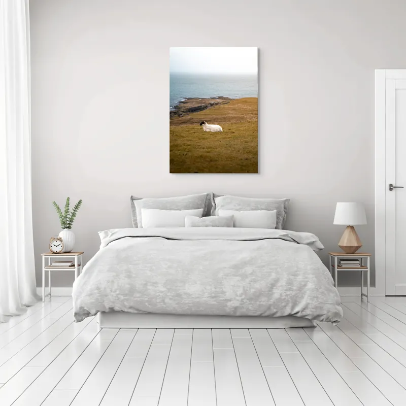 Tablou Canvas, "Oaia singuratică pe dealul vântos", Oaie, Pajiște, Mare, Cer, Stânci, Solitudine, Vânt, Natură, Peisaj, Coastă, 70 x 100 cm – poza 3