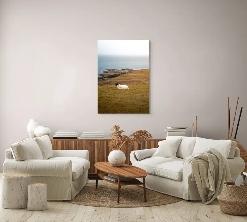 Tablou Canvas, "Oaia singuratică pe dealul vântos", Oaie, Pajiște, Mare, Cer, Stânci, Solitudine, Vânt, Natură, Peisaj, Coastă, 70 x 100 cm – poza 4