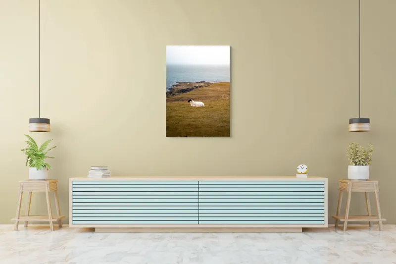 Tablou Canvas, "Oaia singuratică pe dealul vântos", Oaie, Pajiște, Mare, Cer, Stânci, Solitudine, Vânt, Natură, Peisaj, Coastă, 70 x 100 cm – poza 5
