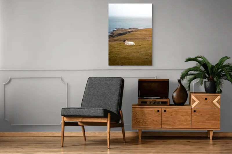 Tablou Canvas, "Oaia singuratică pe dealul vântos", Oaie, Pajiște, Mare, Cer, Stânci, Solitudine, Vânt, Natură, Peisaj, Coastă, 70 x 100 cm – poza 6