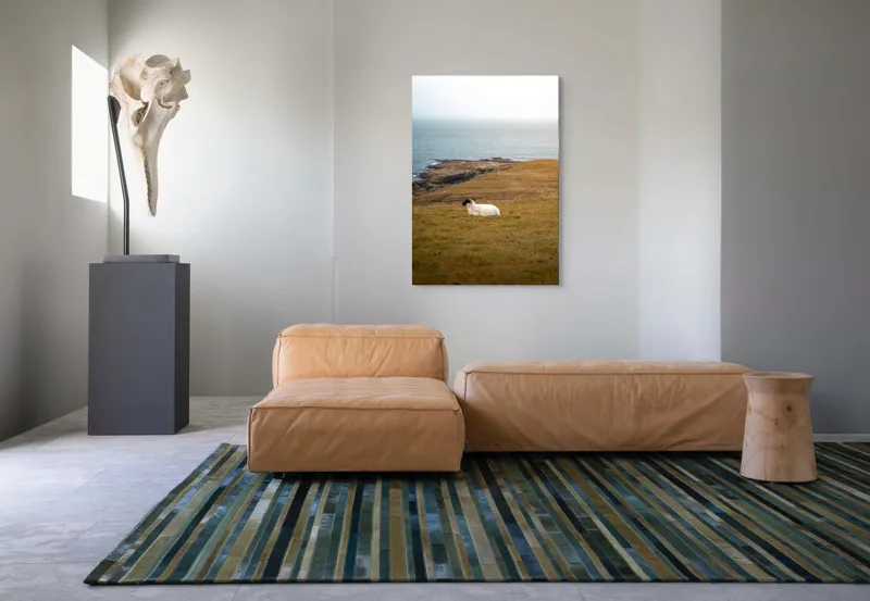 Tablou Canvas, "Oaia singuratică pe dealul vântos", Oaie, Pajiște, Mare, Cer, Stânci, Solitudine, Vânt, Natură, Peisaj, Coastă, 70 x 100 cm – poza 7