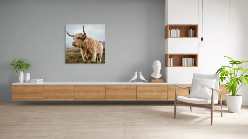 Tablou Canvas, "Boul pășește în peisajul nordic", Păr, Coarne, Plante, Nori, Peisaj, Cer, Verde, Animal, 100 x 100 cm – poza 8