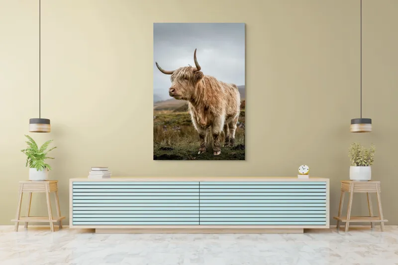 Tablou Canvas, "Boul pășește în peisajul nordic", Păr, Coarne, Plante, Nori, Peisaj, Cer, Verde, Animal, 100 x 150 cm – poza 4