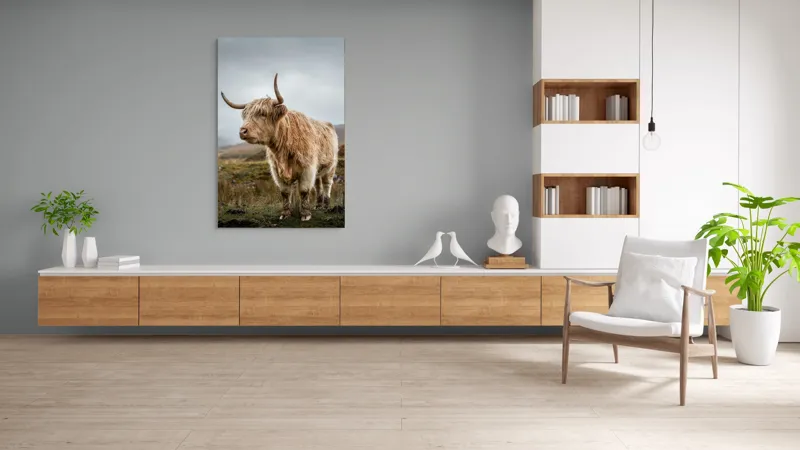 Tablou Canvas, "Boul pășește în peisajul nordic", Păr, Coarne, Plante, Nori, Peisaj, Cer, Verde, Animal, 100 x 150 cm – poza 8