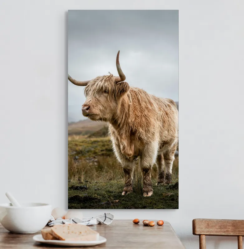Tablou Canvas, "Boul pășește în peisajul nordic", Păr, Coarne, Plante, Nori, Peisaj, Cer, Verde, Animal, 50 x 90 cm – poza 3
