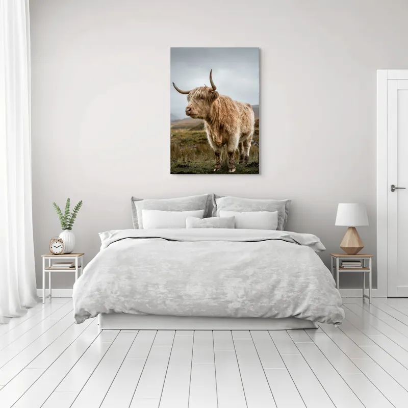 Tablou Canvas, "Boul pășește în peisajul nordic", Păr, Coarne, Plante, Nori, Peisaj, Cer, Verde, Animal, 70 x 100 cm – poza 3