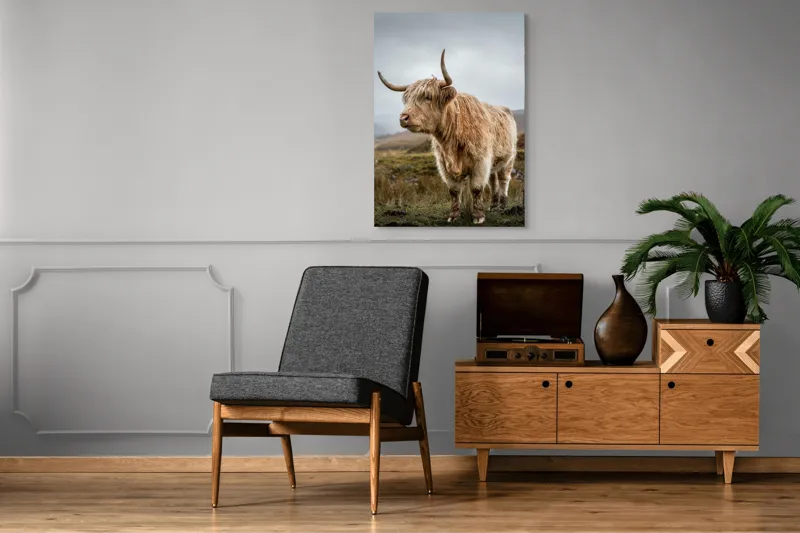 Tablou Canvas, "Boul pășește în peisajul nordic", Păr, Coarne, Plante, Nori, Peisaj, Cer, Verde, Animal, 70 x 100 cm – poza 6