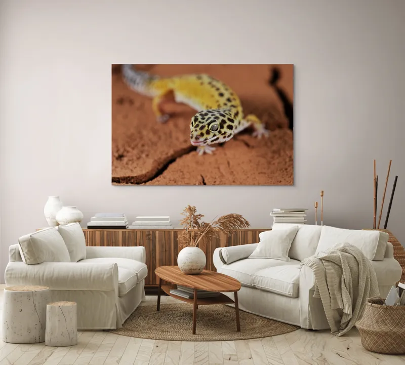 Tablou Canvas, "Șopârla printre fisuri aride pământii", Gekko, Piele, Pete, Repede, Pământ, Fracturi, Ochi, Galben, Negru, Textură, 150 x 100 cm – poza 3