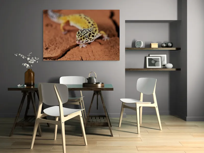 Tablou Canvas, "Șopârla printre fisuri aride pământii", Gekko, Piele, Pete, Repede, Pământ, Fracturi, Ochi, Galben, Negru, Textură, 150 x 100 cm – poza 5
