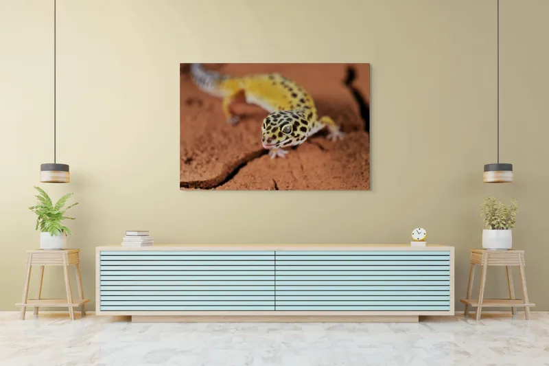 Tablou Canvas, "Șopârla printre fisuri aride pământii", Gekko, Piele, Pete, Repede, Pământ, Fracturi, Ochi, Galben, Negru, Textură, 150 x 100 cm – poza 6