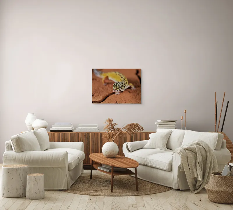 Tablou Canvas, "Șopârla printre fisuri aride pământii", Gekko, Piele, Pete, Repede, Pământ, Fracturi, Ochi, Galben, Negru, Textură, 70 x 50 cm – poza 6