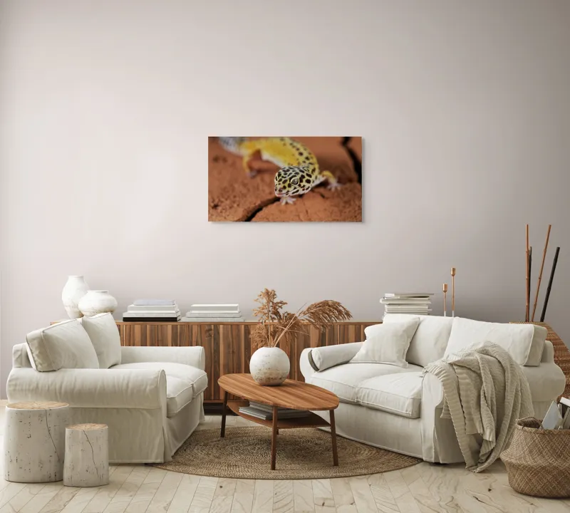 Tablou Canvas, "Șopârla printre fisuri aride pământii", Gekko, Piele, Pete, Repede, Pământ, Fracturi, Ochi, Galben, Negru, Textură, 90 x 50 cm – poza 4