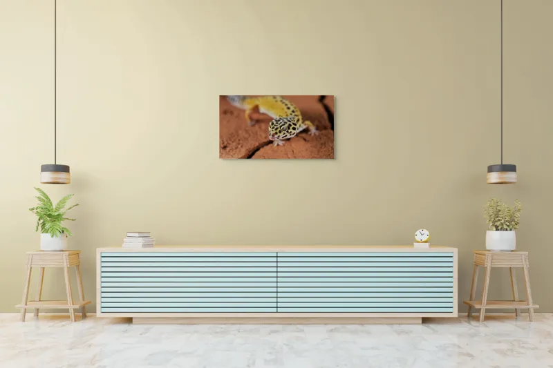 Tablou Canvas, "Șopârla printre fisuri aride pământii", Gekko, Piele, Pete, Repede, Pământ, Fracturi, Ochi, Galben, Negru, Textură, 90 x 50 cm – poza 5